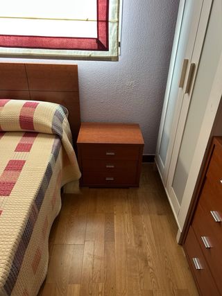 Cama individual con cómoda mesilla y espejo