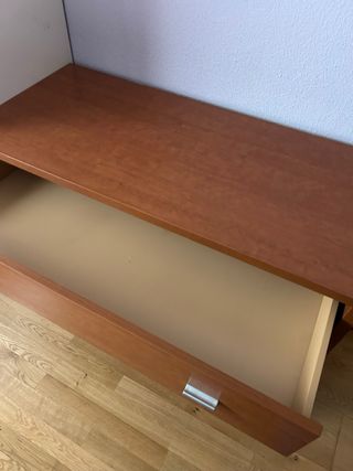 Cama individual con cómoda mesilla y espejo