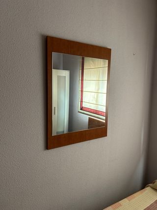 Cama individual con cómoda mesilla y espejo