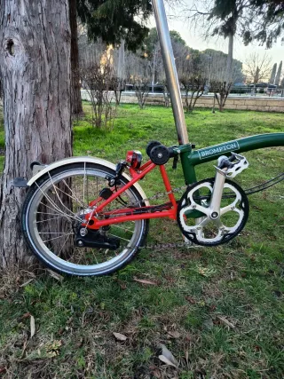 Bicicleta Brompton plegable verde y roja