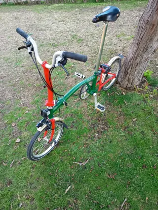 Bicicleta Brompton plegable verde y roja
