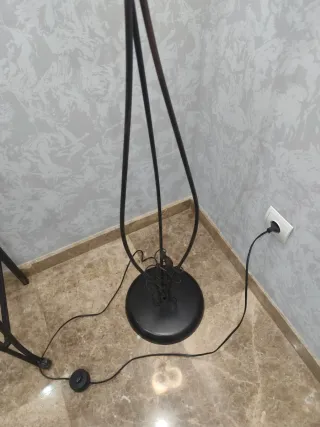 Lámpara de pie de cristal y metal