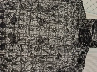 Casaca de mujer gris y negra