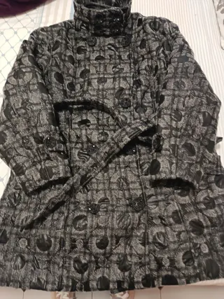 Casaca de mujer gris y negra