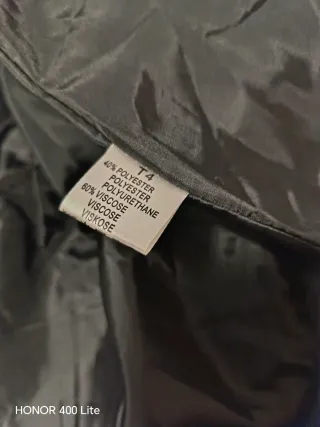 Casaca de mujer gris y negra