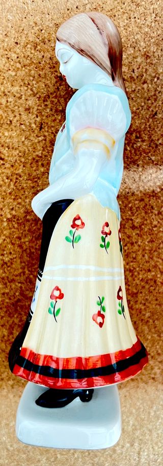 Figura porcelana Hollohaza Hungría mujer vestida