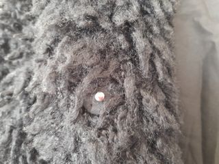 Abrigo negro con capucha y estampado