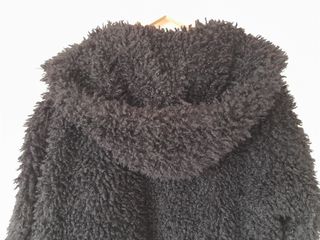 Abrigo negro con capucha y estampado