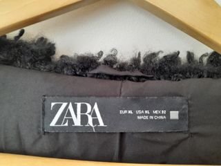 Abrigo negro con capucha y estampado