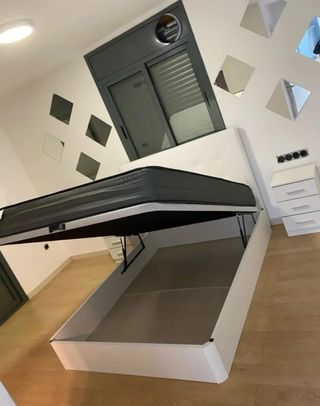 Cama con base tapizada y colchón
