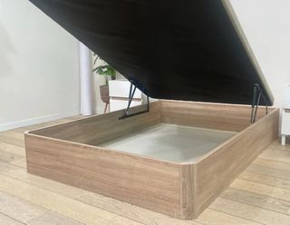 Cama con base tapizada y colchón