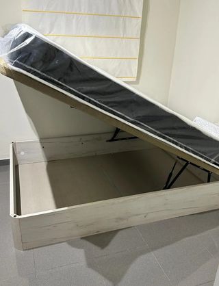 Cama con base tapizada y colchón