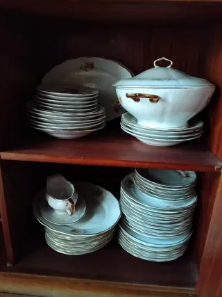 Vajilla de porcelana blanca y dorada