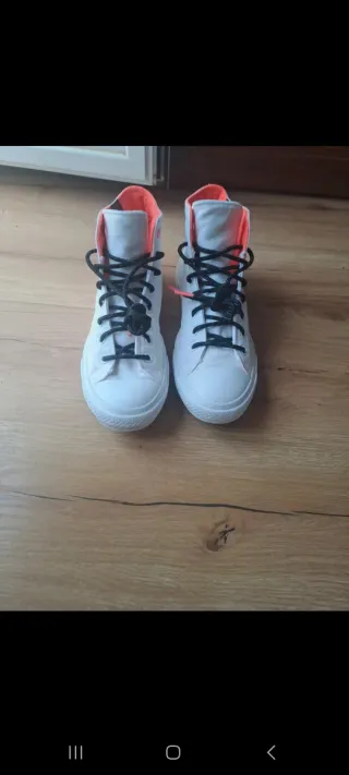 Converse blancas, cómodas y repelentes al agua.