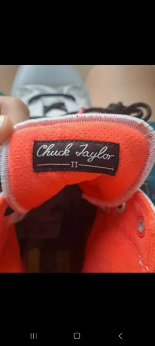 Converse blancas, cómodas y repelentes al agua.