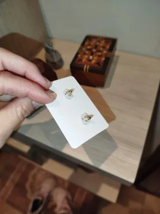 Pendientes dorados con piedra brillante