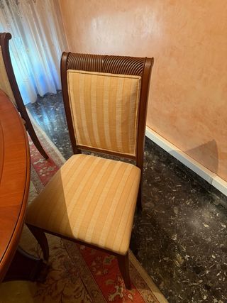 Comedor de madera con sillas