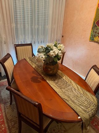 Comedor de madera con sillas