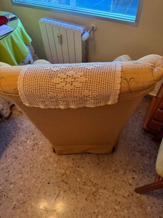 Sillón orejero tela floral beige y amarillo