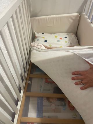 Cuna IKEA con colchón y protector