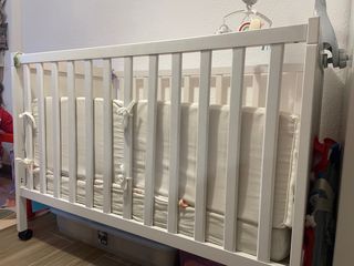 Cuna IKEA con colchón y protector