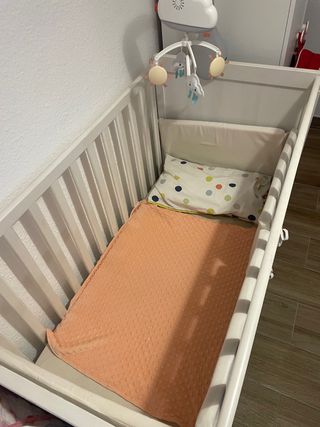 Cuna IKEA con colchón y protector