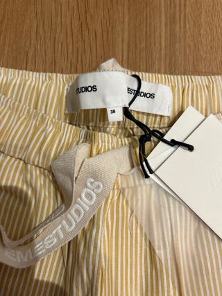 Pantalón EmeStudios Rayas Blancas y Amarillas