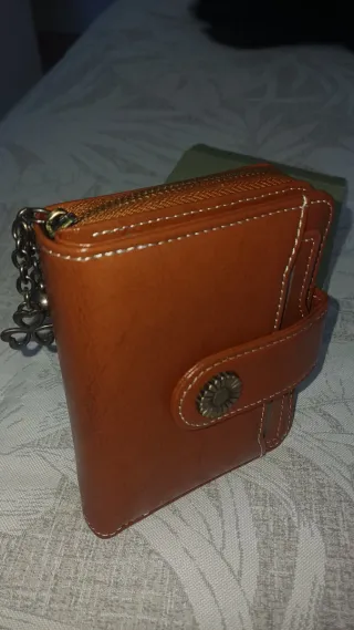 Cartera Marrón con Detalle de Trébol
