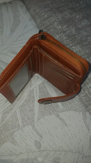 Cartera Marrón con Detalle de Trébol