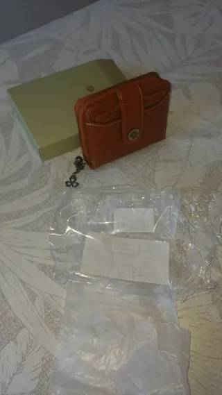 Cartera Marrón con Detalle de Trébol