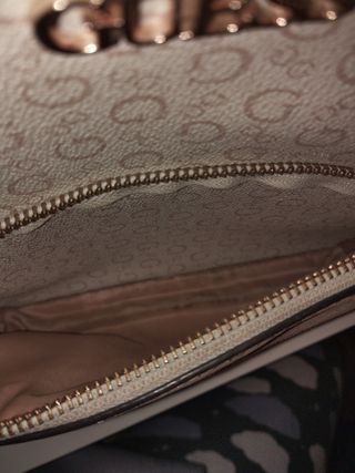 Mochila Guess Beige y Marrón