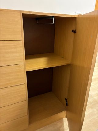 Mueble cajonera de madera con gran almacenaje.