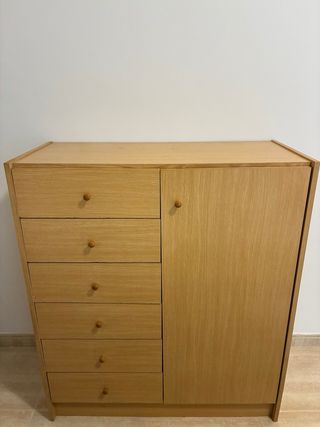 Mueble cajonera de madera con gran almacenaje.