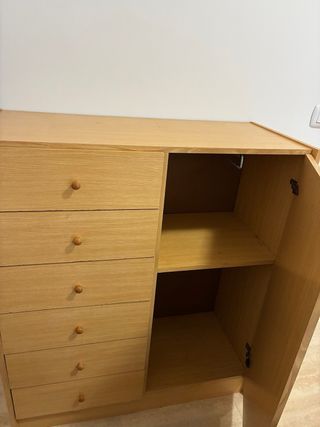 Mueble cajonera de madera con gran almacenaje.