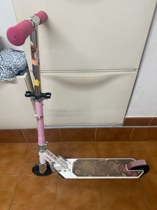 Se regala. Patinete infantil rosa Decathlon