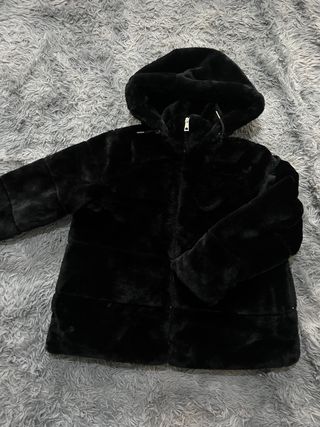 Abrigo negro de pelo sintético con capucha