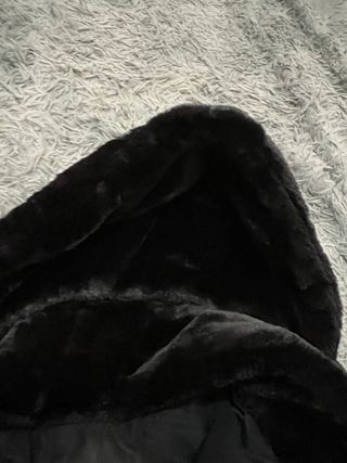 Abrigo negro de pelo sintético con capucha