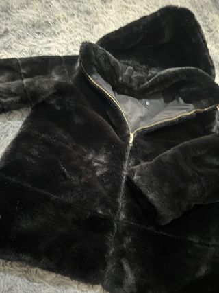 Abrigo negro de pelo sintético con capucha