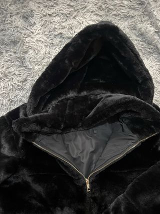 Abrigo negro de pelo sintético con capucha