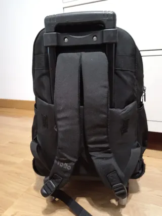 Mochila Negra con Ruedas Totto