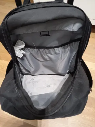 Mochila Negra con Ruedas Totto