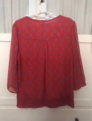 Blusa boho roja con encaje y estampado
