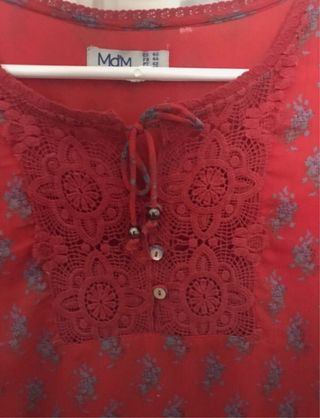 Blusa boho roja con encaje y estampado