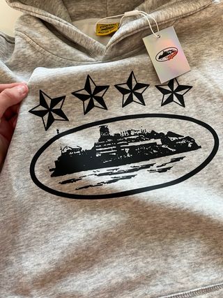 Sudadera Corteiz gris con estampado