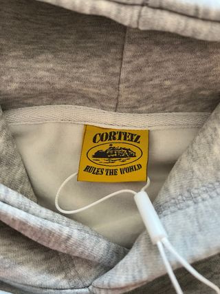 Sudadera Corteiz gris con estampado