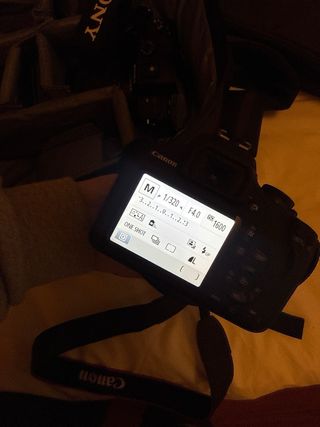 Canon EOS 2000D + Objetivo 75-300mm - NEGOCIABLE