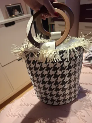 Bolso capazo estampado.