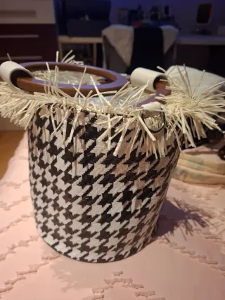 Bolso capazo estampado.