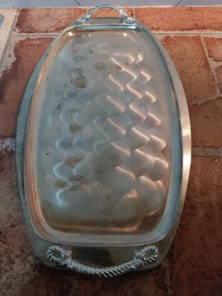 Bandeja metálica plateada con asas