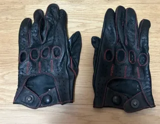 Guantes de piel negros con detalles rojos